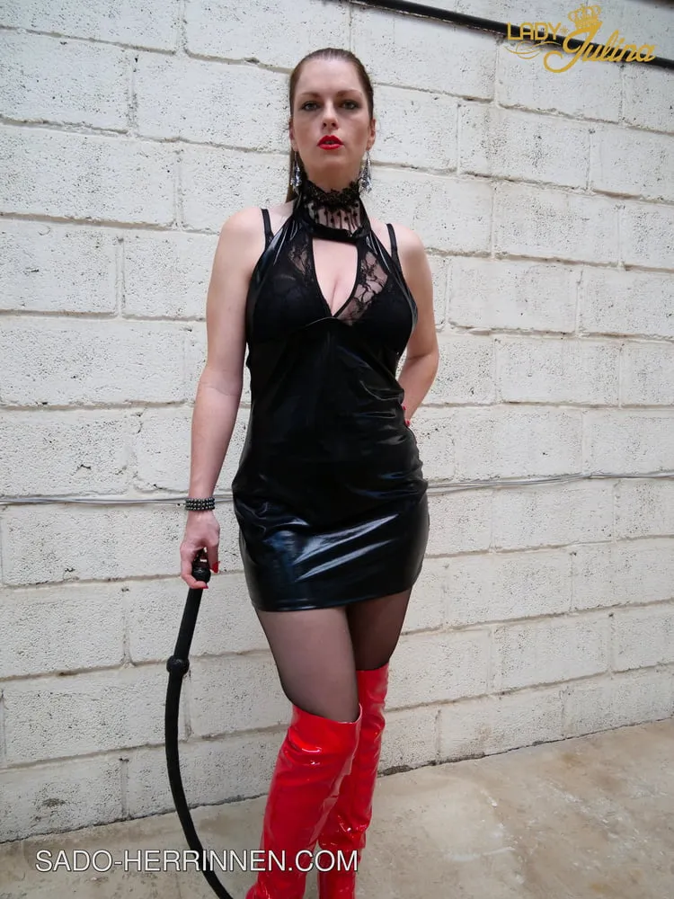 Wetlook dress, dark pantyhose and red overknee boots