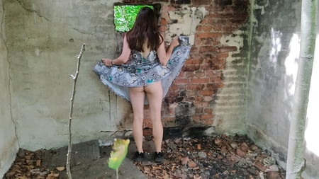 Mlada žena se skida i gola šeta parkom šumom