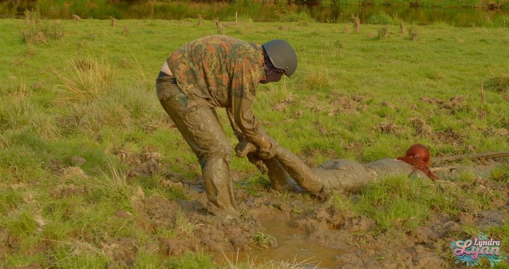 Lara Croft fucked in mud #2