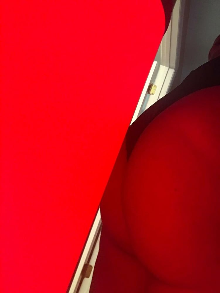 Red lights and big booty with sexy panties