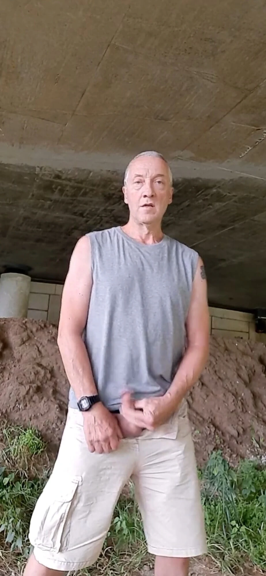 在陌生人面前裸体户外撸管