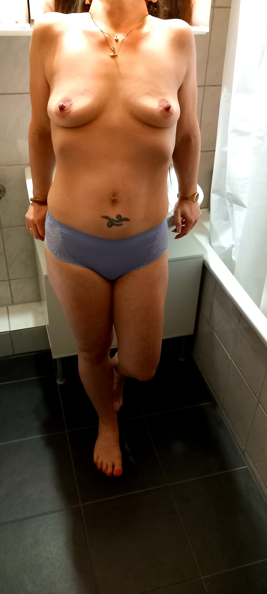 Bella im Badezimmer 