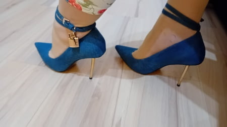 Crossdresser In Sexy Blue Jeans Pointed Toe High Heels