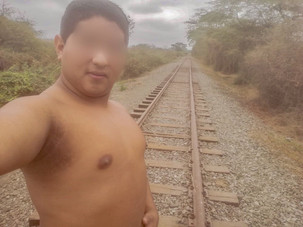 Mis Pezones Exhibidos en las Vias del Tren-Yop Sin Camiseta  #7