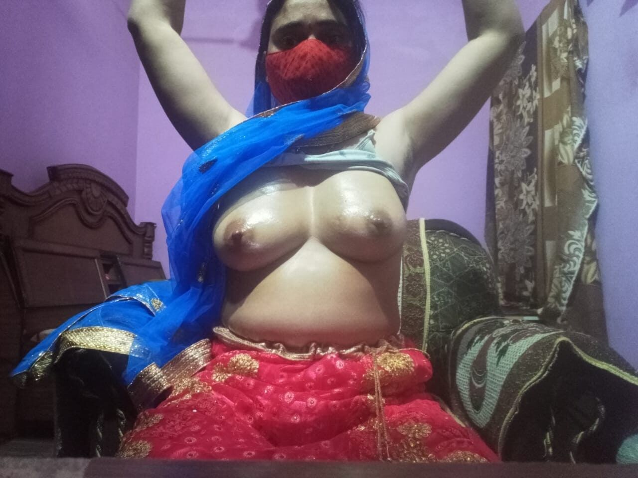 Sexy gunjan com peitos oleosos