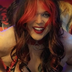 Snol Diana crvenokosa pozira stojeći