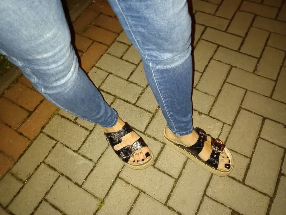 platform sandals and sexy feet #13