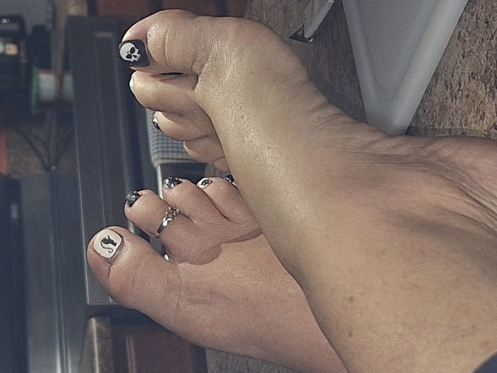 Girlfriends&#039; toes #8