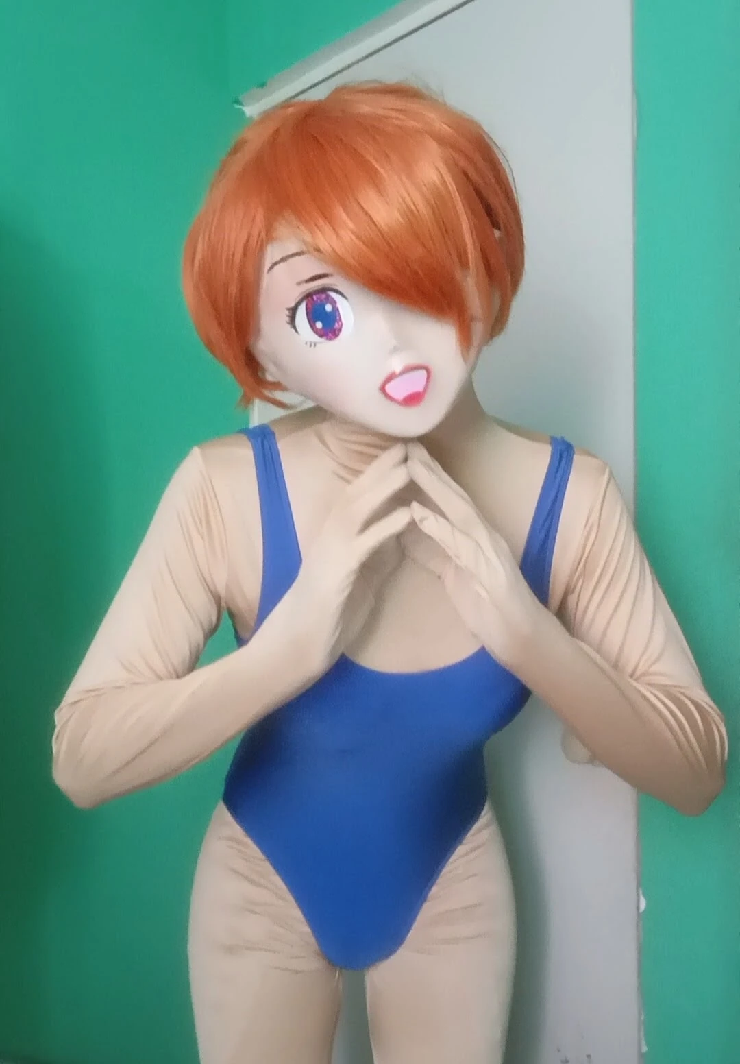 穿着泳衣的 Kigurumi 女孩