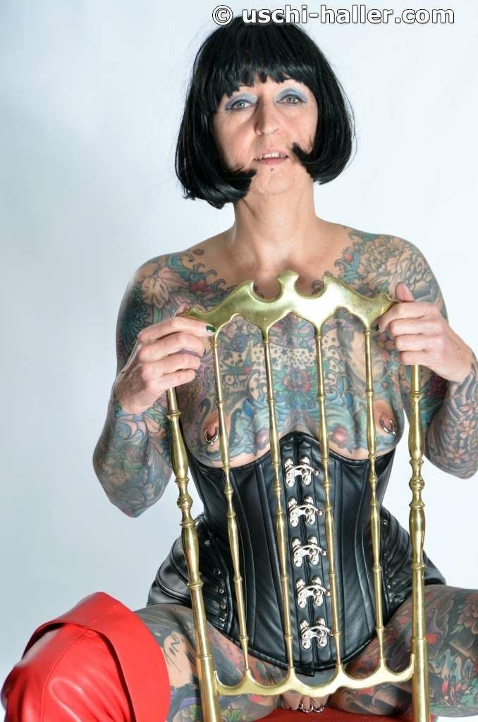 Photo shoot with full body tattooed MILF Cleo - 2