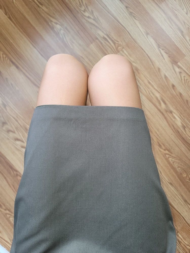 Lined green office pencil skirt with glossy pantyhose 