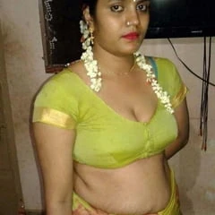 Enna Nanba Amma Enaku Kattiya montre ses gros seins et ses tétons