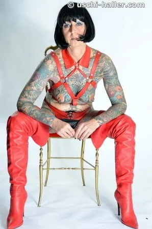 photo shoot with full body tattooed milf cleo         