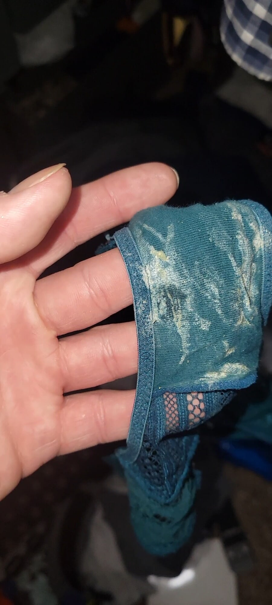 My roommate's GF dirty used panties