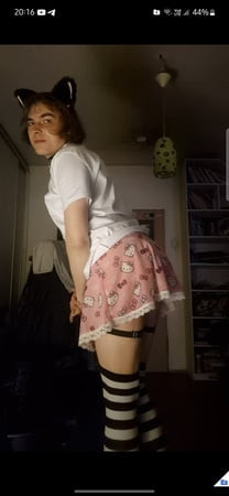 Doar un Femboy în ținutele sale preferate