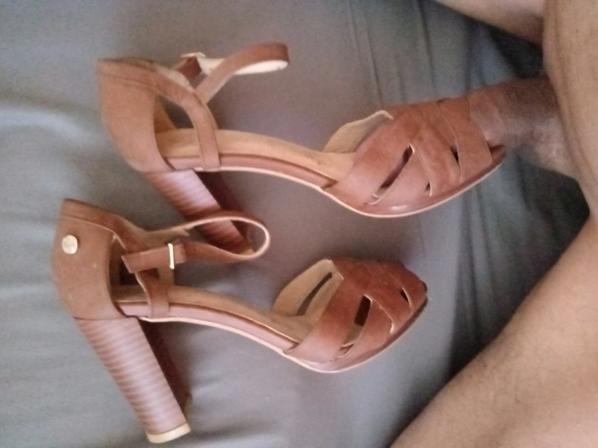 LA VECINA CECY ME PRESTA SUS TACONES PARA DARLES LECHE