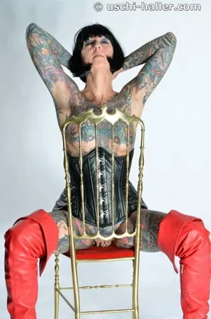 photo shoot with full body tattooed milf cleo           