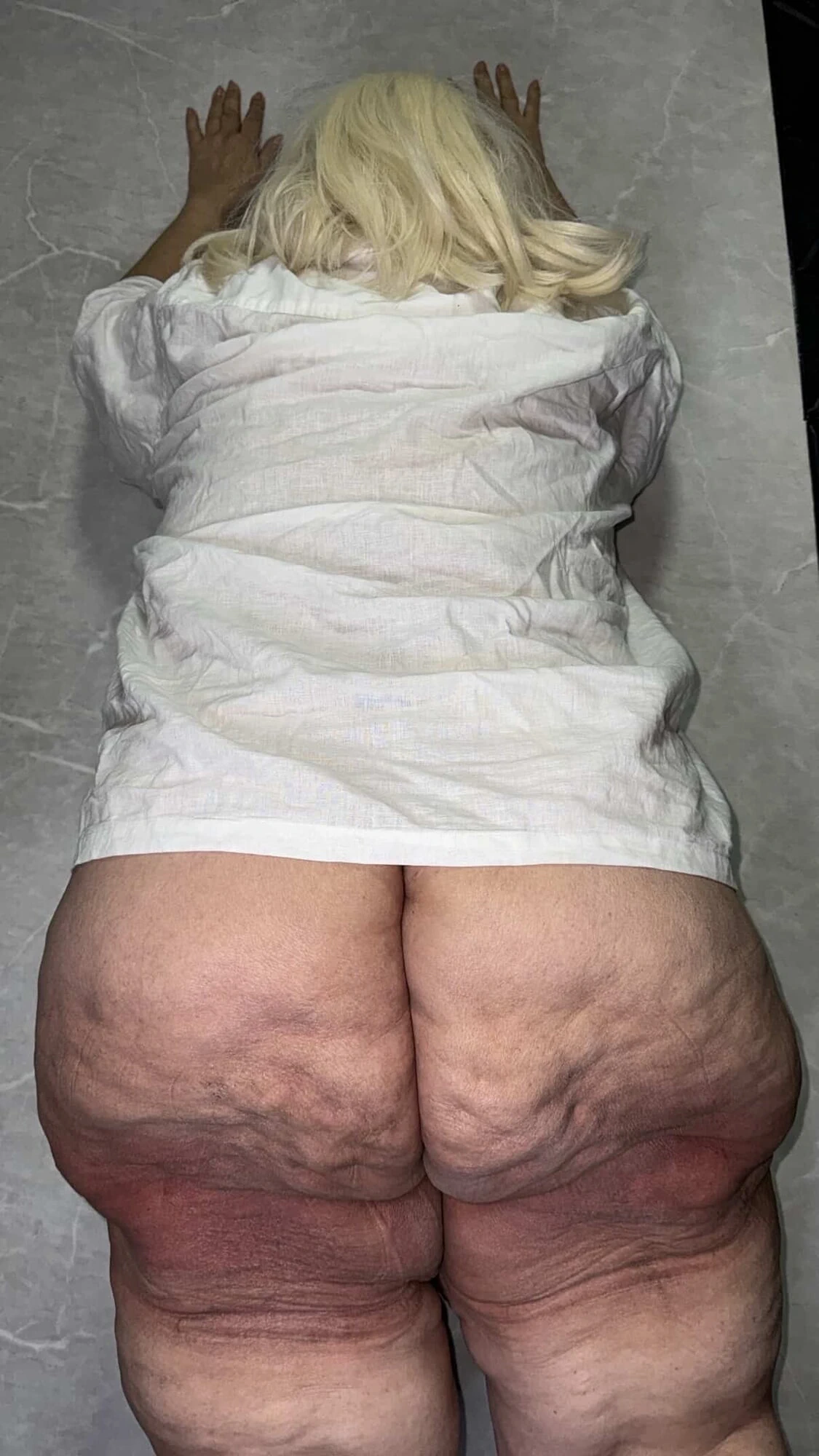 我应该扣我的衬衫吗？