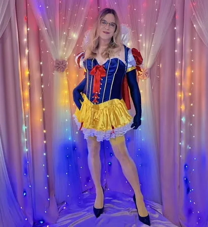 joanie snow white in blonde         