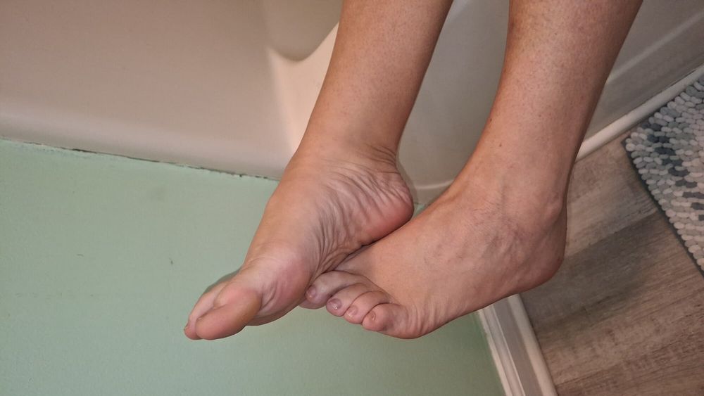 Showing off her soles and toes in the bath #5