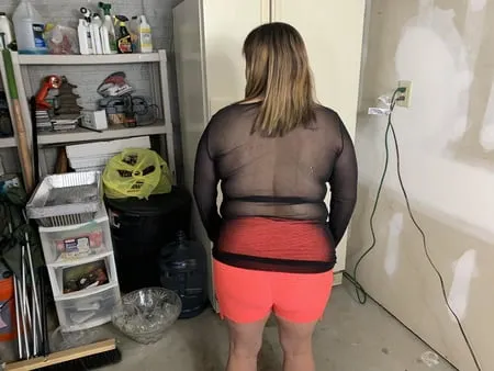 Sexy bbw dat ass in a garage         