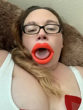 big fake lips sucking cock         