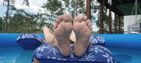 wrinkled soles in the pool         