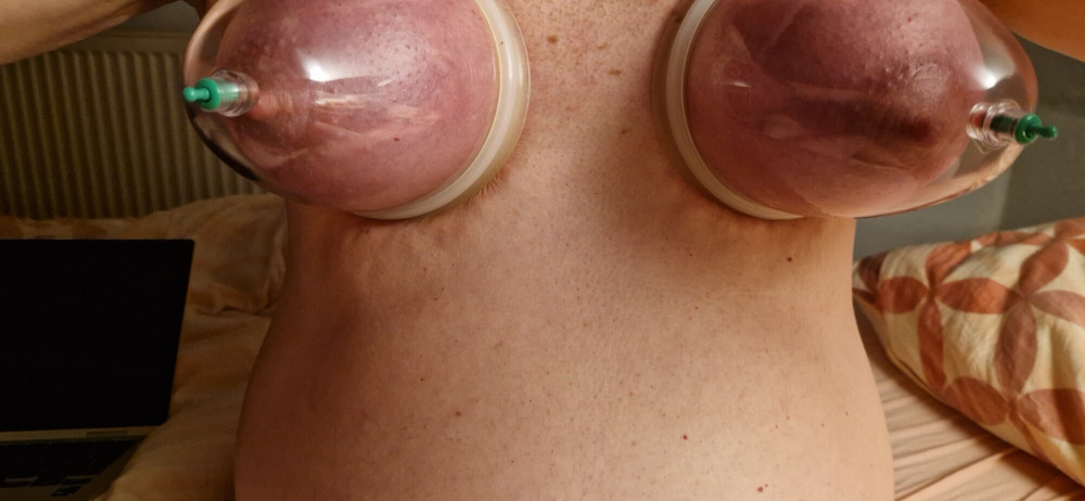 Sissy pumpt die Titten #12