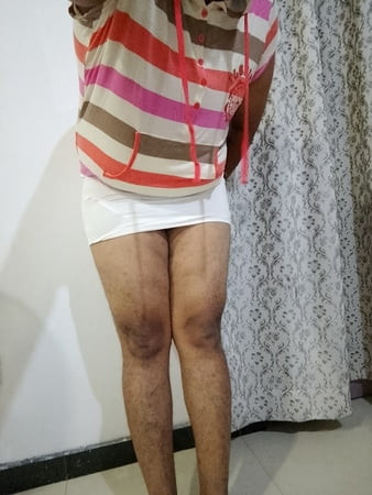 Hizmetçi yeni kıyafetlerimi giyiyor 