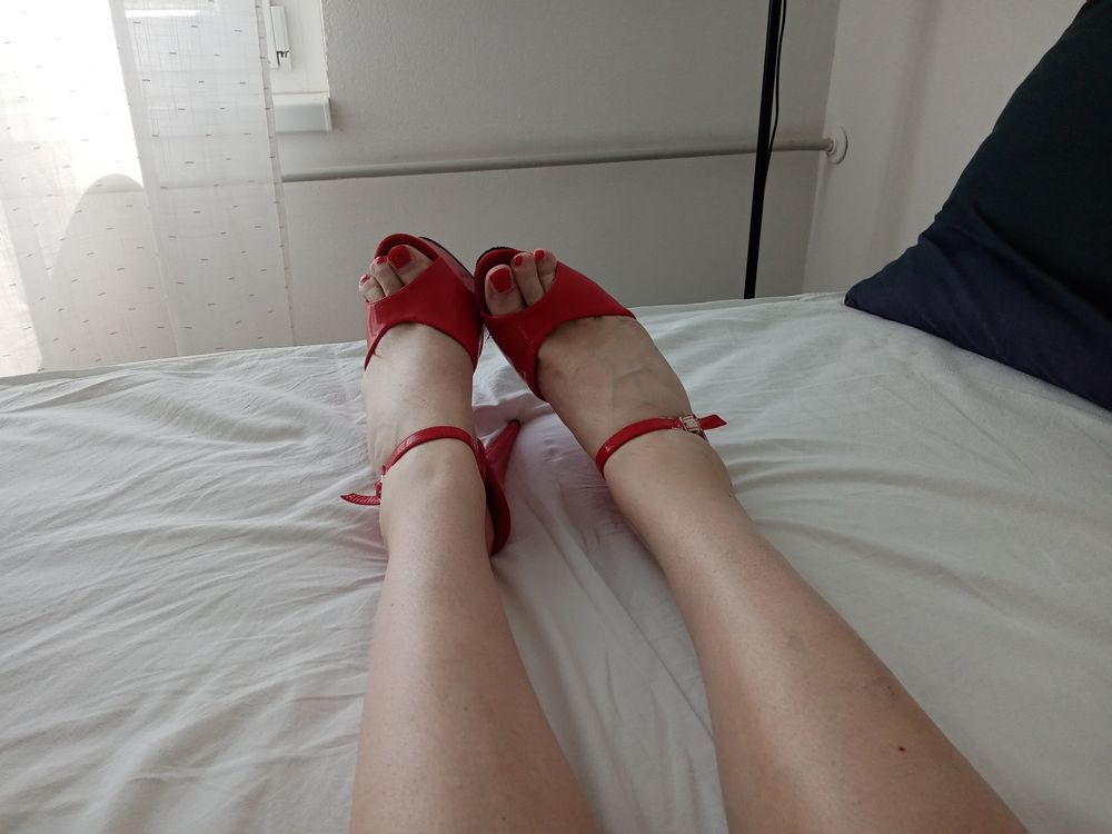 Tranny shows off her slender legs and feet in high heels