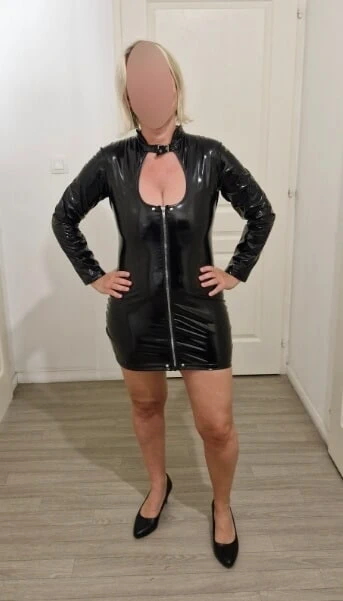 Moi en robe vinyl (A noter que je vends toutes mes tenues)