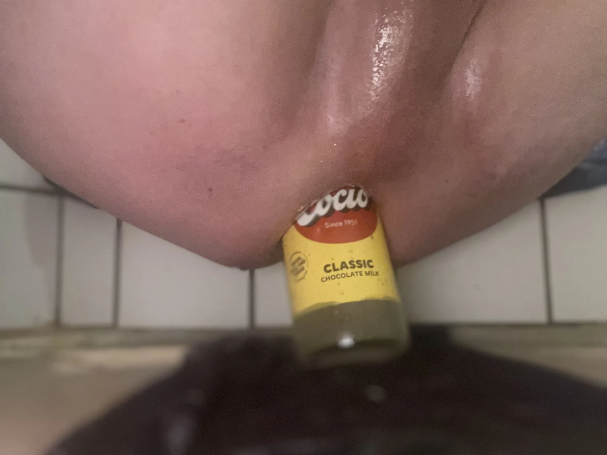 Una enorme bottiglia anale