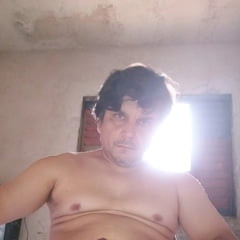 Quero qui espalhem porra no meus peitos