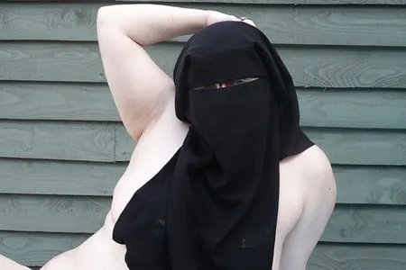 niqab nude in hot tub         