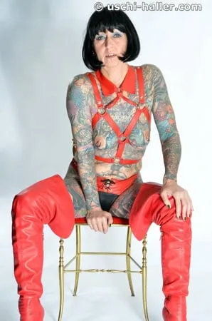 photo shoot with full body tattooed milf cleo         