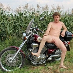 Matti mit Motorrad nackt und rasiert  shaved Men