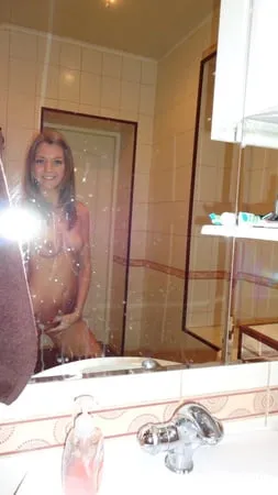 amateur brunette babe taking selfies before her shower         