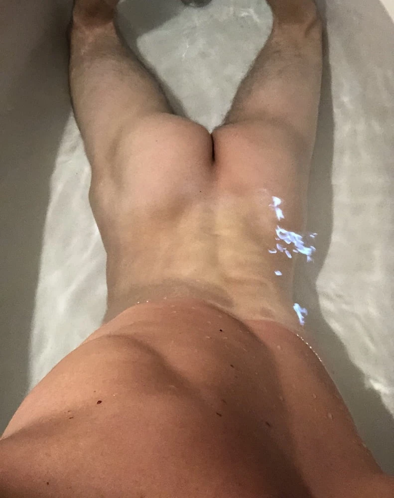 Sexy Twink in his bathtub