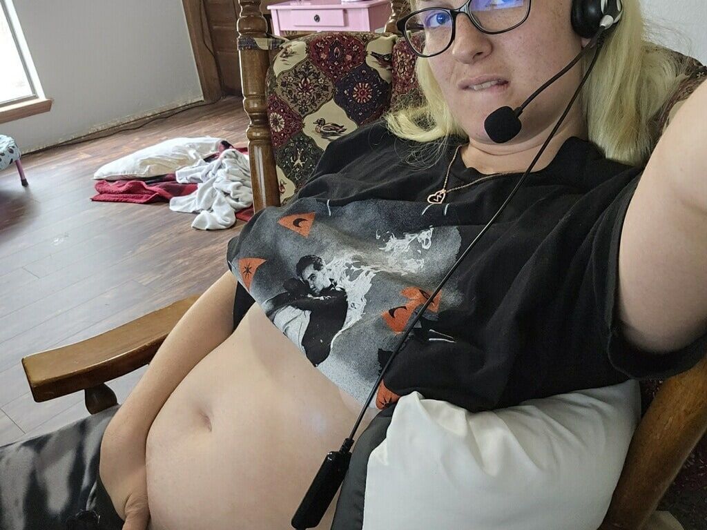 I love being a little whore while I'm working! - Mama_Foxx94