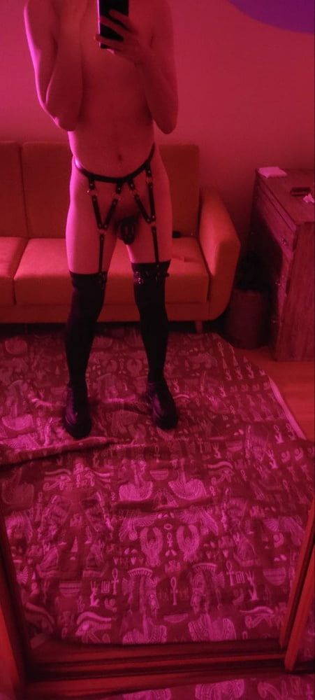 Sissy show her clitty in pink light #6