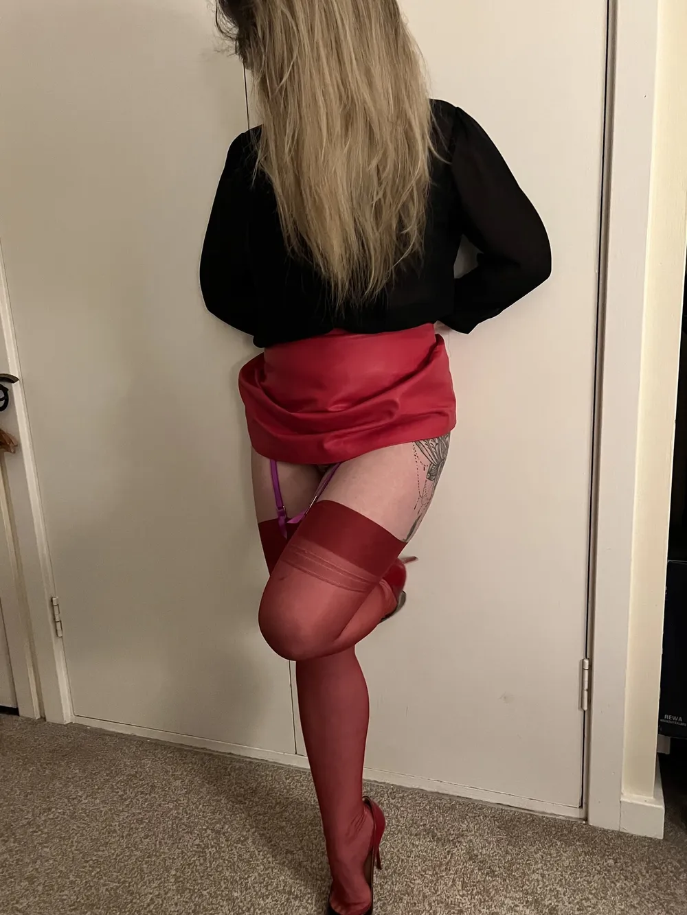 MILF dressed in stockings and skirt for night out