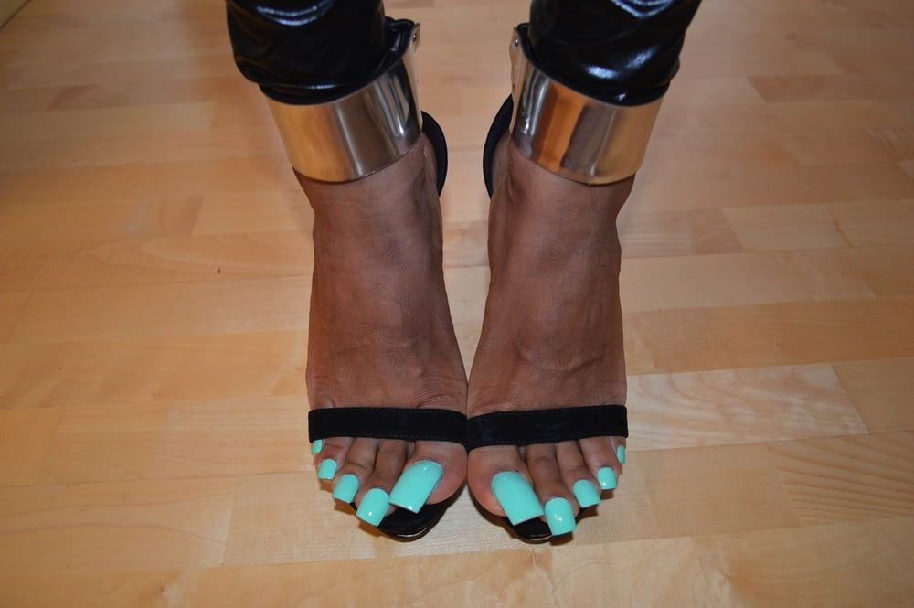 Lofia Tona - Pastel green toenails #9