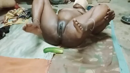 Desi bhabhi ne apne chut me se paani nikali