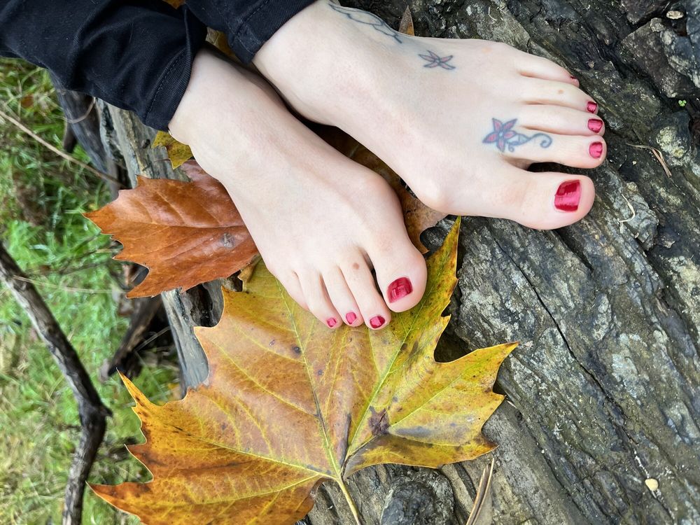 My feet in nature 🍁