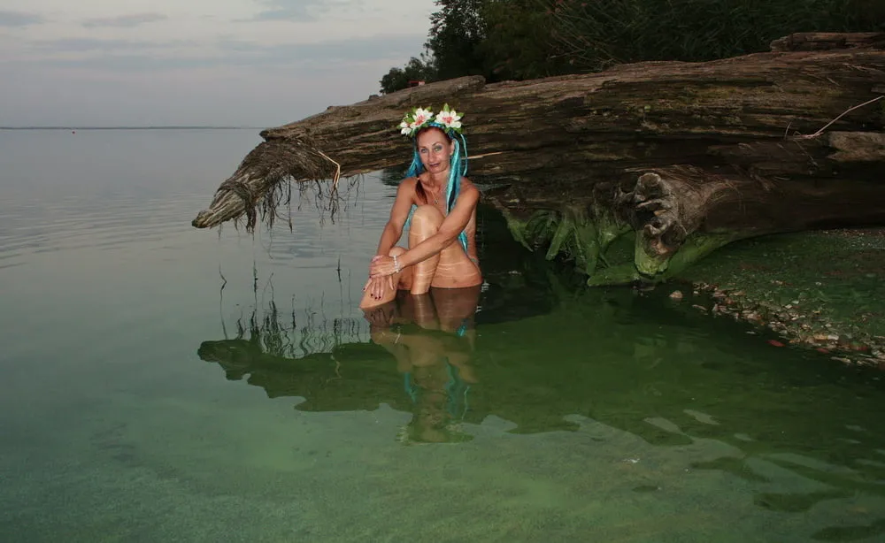 In the evening On the river with a turquoise shawl #29