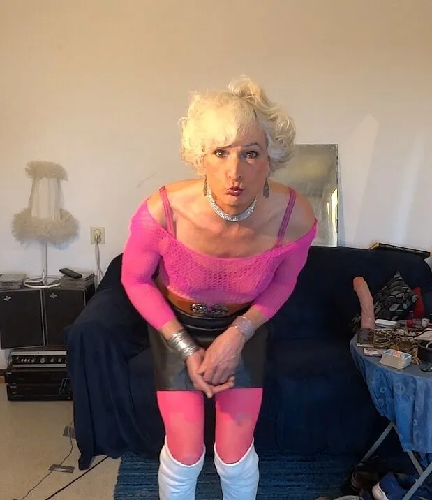 Me in pink showing Ass 30 january 2025