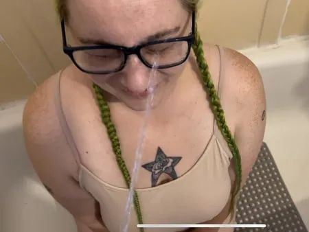 slut loves piss         