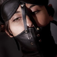 Iwia likes fucking under domination