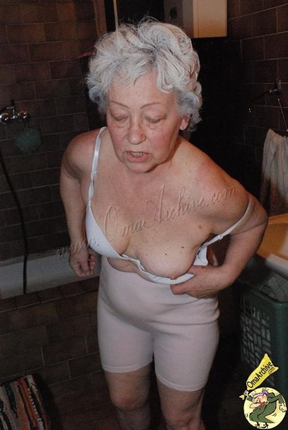 Amateur granny going wild