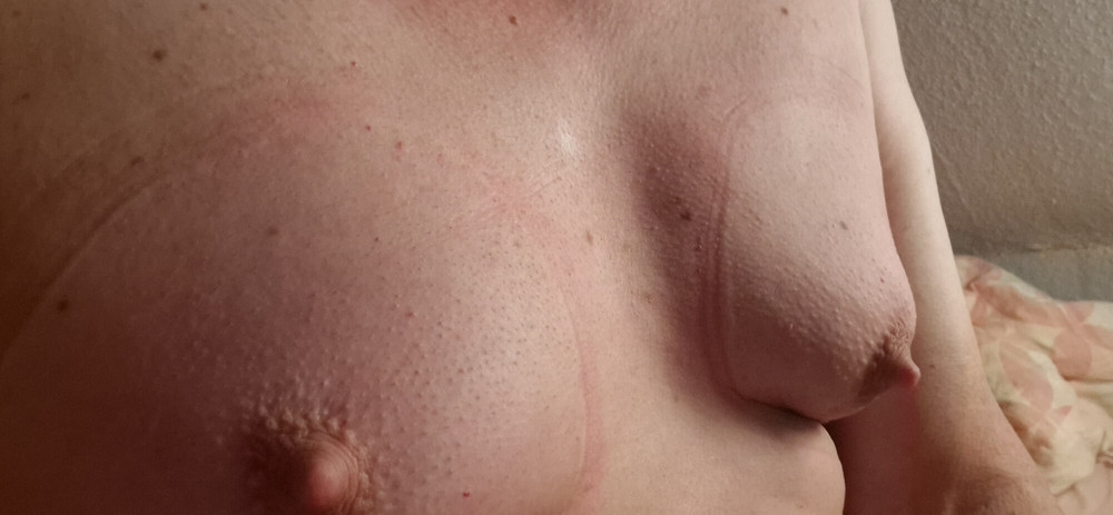 Sissy pumpt die Titten #32
